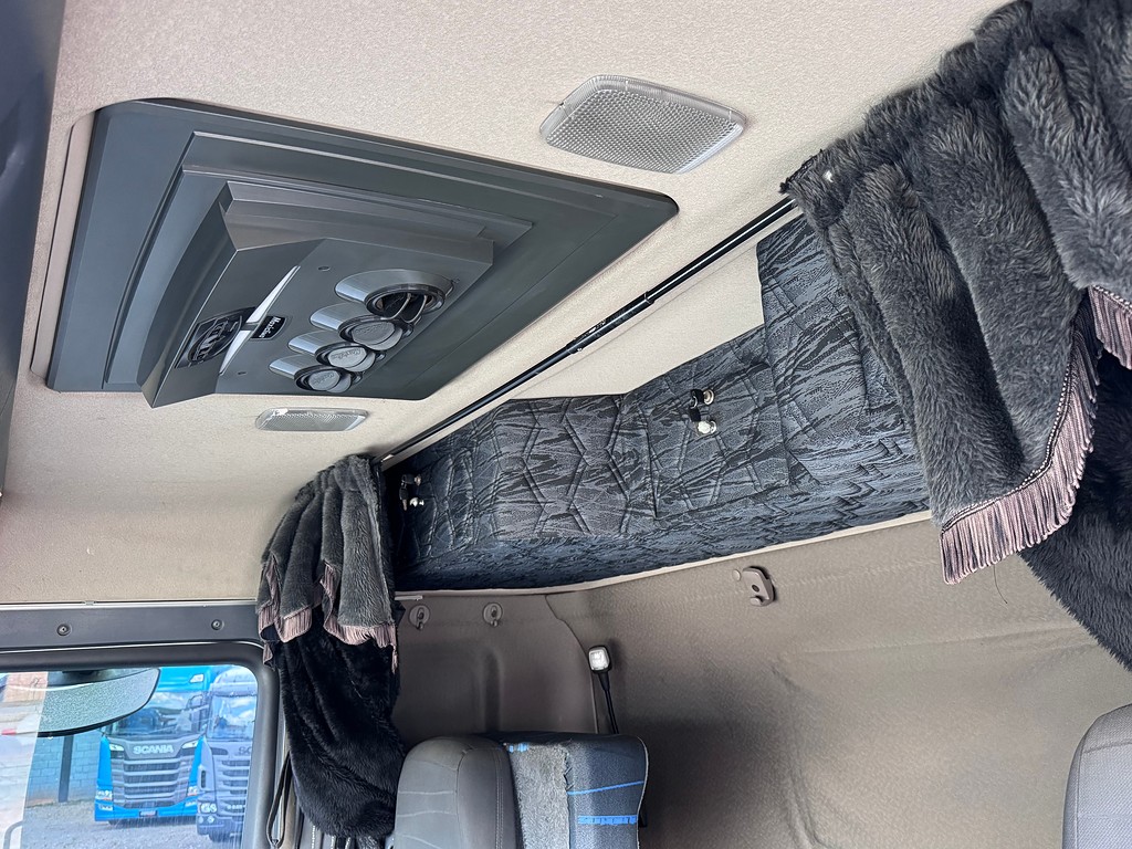 Caminhão SCANIA P310 Baú Furgão ANO 2016 de Siqueira Caminhões em São Paulo