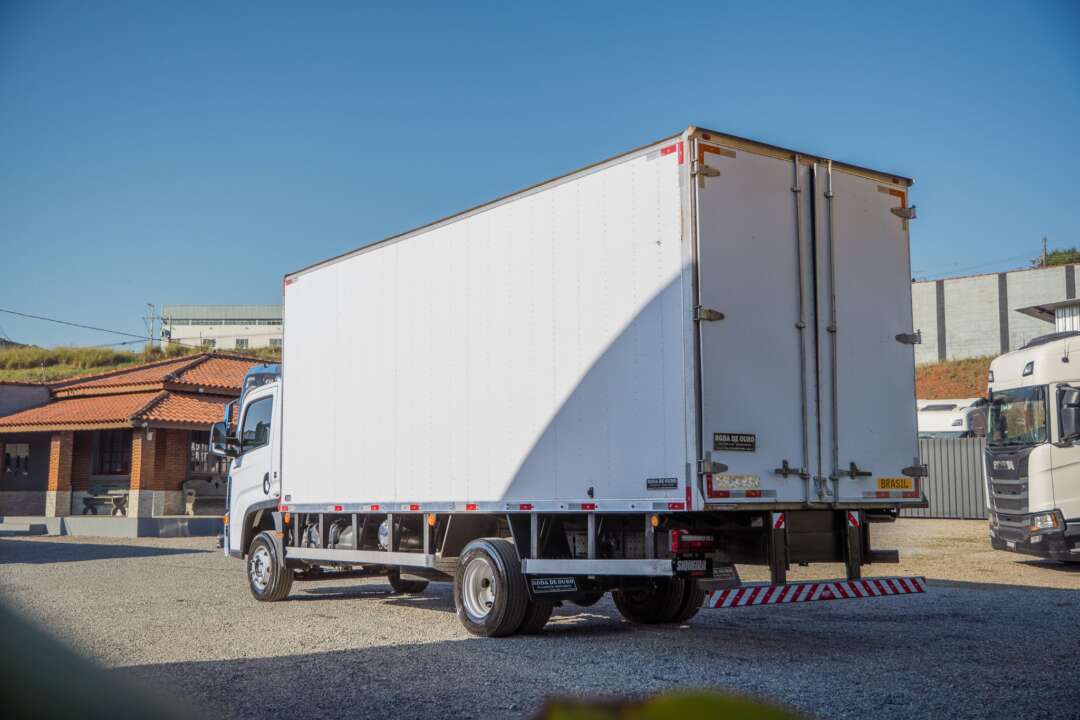 Caminhão VOLKSWAGEN VW 11180 Baú Furgão ANO 2023 de Siqueira Caminhões em São Paulo