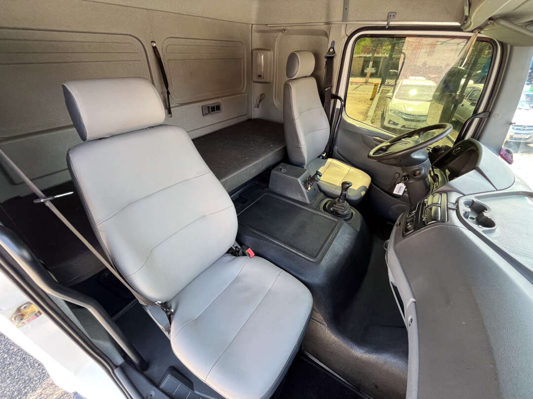 Caminhão MERCEDES BENZ MB 2425 Caçamba Basculante ANO 2009 de Siqueira Caminhões em São Paulo