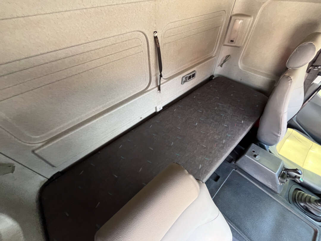 Caminhão MERCEDES BENZ MB 2425 Caçamba Basculante ANO 2009 de Siqueira Caminhões em São Paulo