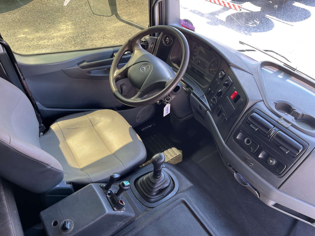 Caminhão MERCEDES BENZ MB 2425 Caçamba Basculante ANO 2009 de Siqueira Caminhões em São Paulo