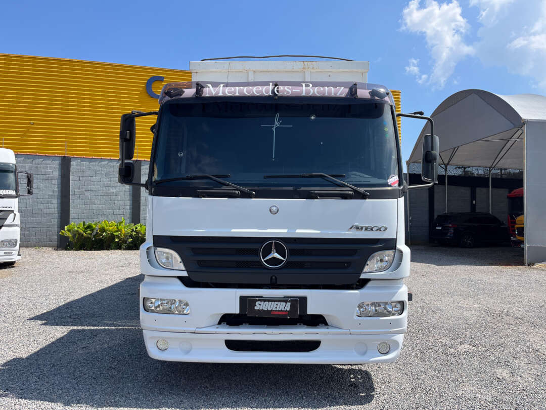Caminhão MERCEDES BENZ MB 2425 Caçamba Basculante ANO 2009 de Siqueira Caminhões em São Paulo