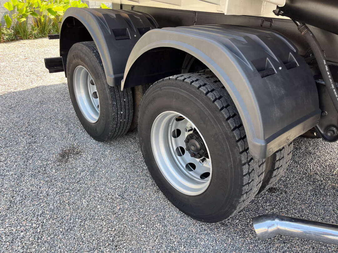 Caminhão MERCEDES BENZ MB 2425 Caçamba Basculante ANO 2009 de Siqueira Caminhões em São Paulo