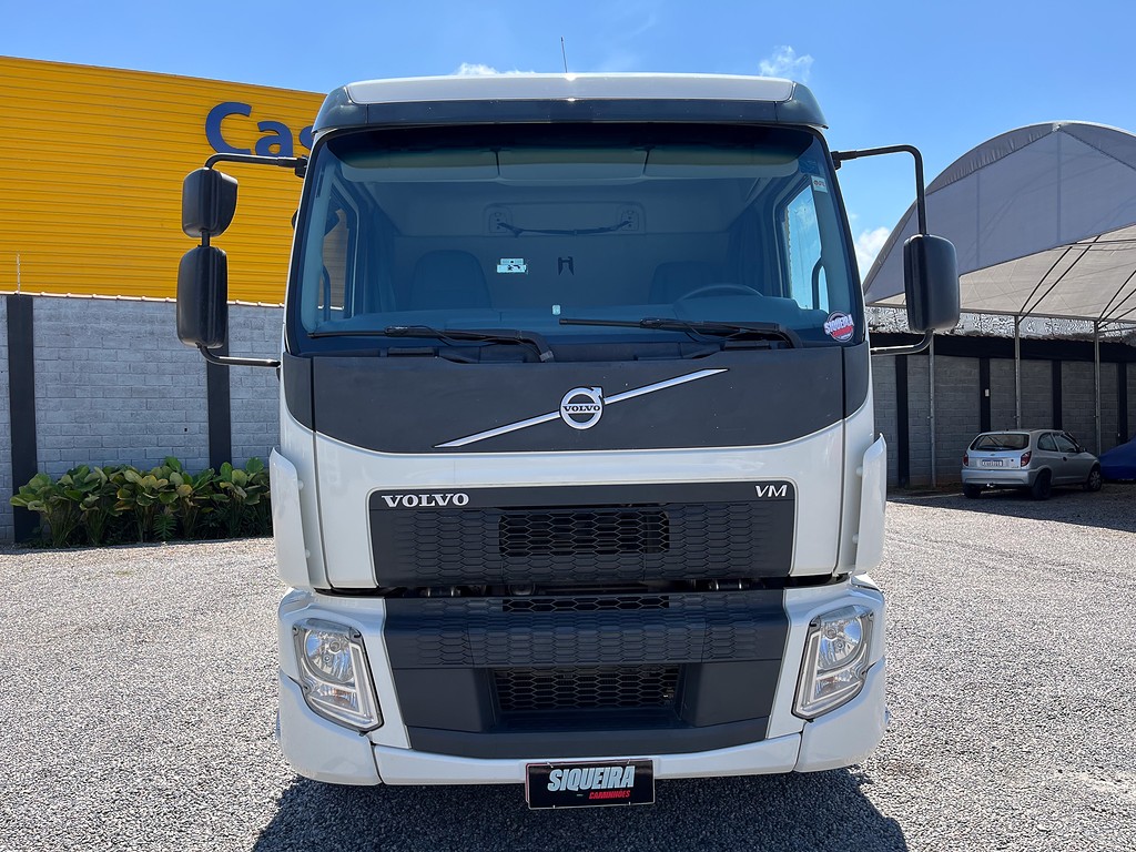 Caminhão VOLVO VM 330 Chassis ANO 2022 de Siqueira Caminhões em São Paulo