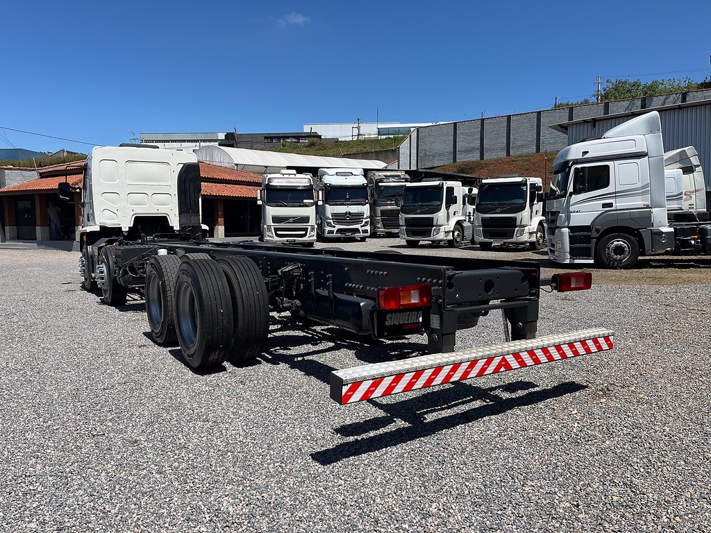 Caminhão VOLVO VM 330 Chassis ANO 2022 de Siqueira Caminhões em São Paulo