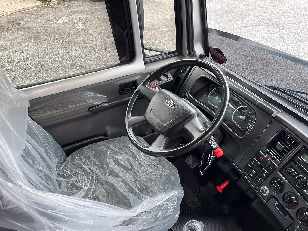 Caminhão FORD CARGO 816 Carga Seca ANO 2016 de Siqueira Caminhões em São Paulo
