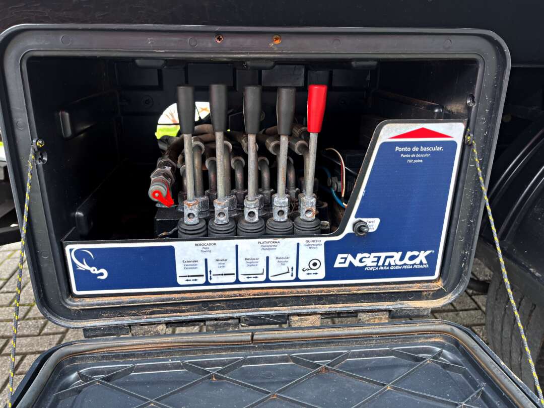 Caminhão VOLKSWAGEN VW 11180 Plataforma Guincho ANO 2023 de Mauloni Veiculos no Paraná