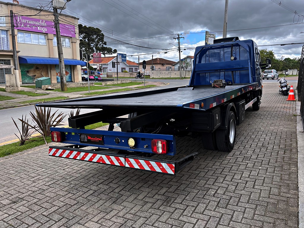 Caminhão VOLKSWAGEN VW 11180 Plataforma Guincho ANO 2023 de Mauloni Veiculos no Paraná