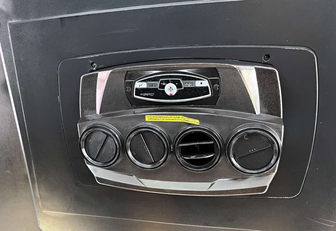 Caminhão MERCEDES BENZ MB 1419 Guincho Munck ANO 2021 de Mauloni Veiculos no Paraná