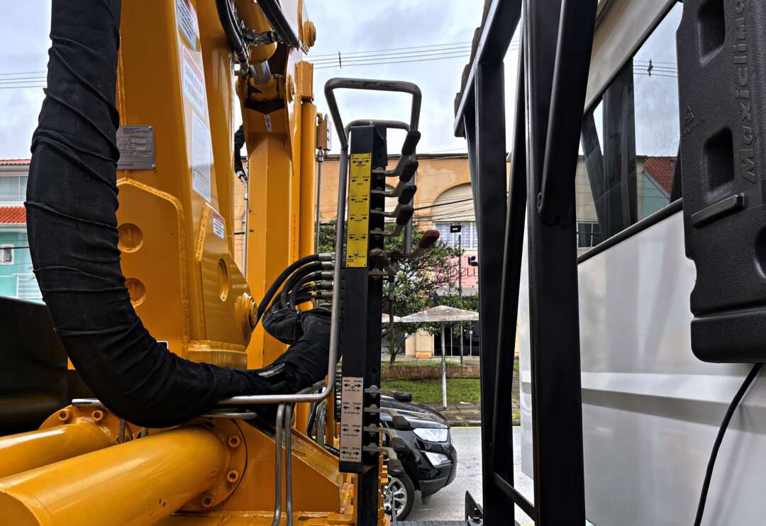 Caminhão MERCEDES BENZ MB 1419 Guincho Munck ANO 2021 de Mauloni Veiculos no Paraná