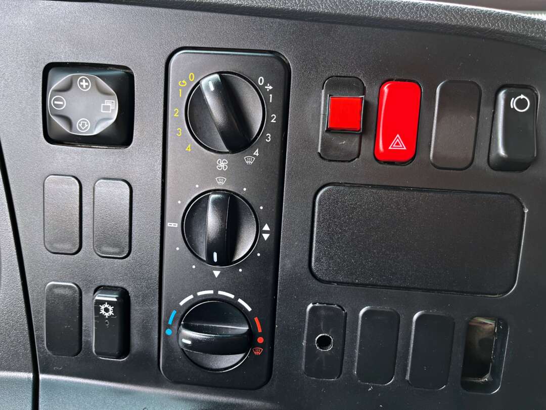 Caminhão MERCEDES BENZ MB 1419 Guincho Munck ANO 2021 de Mauloni Veiculos no Paraná