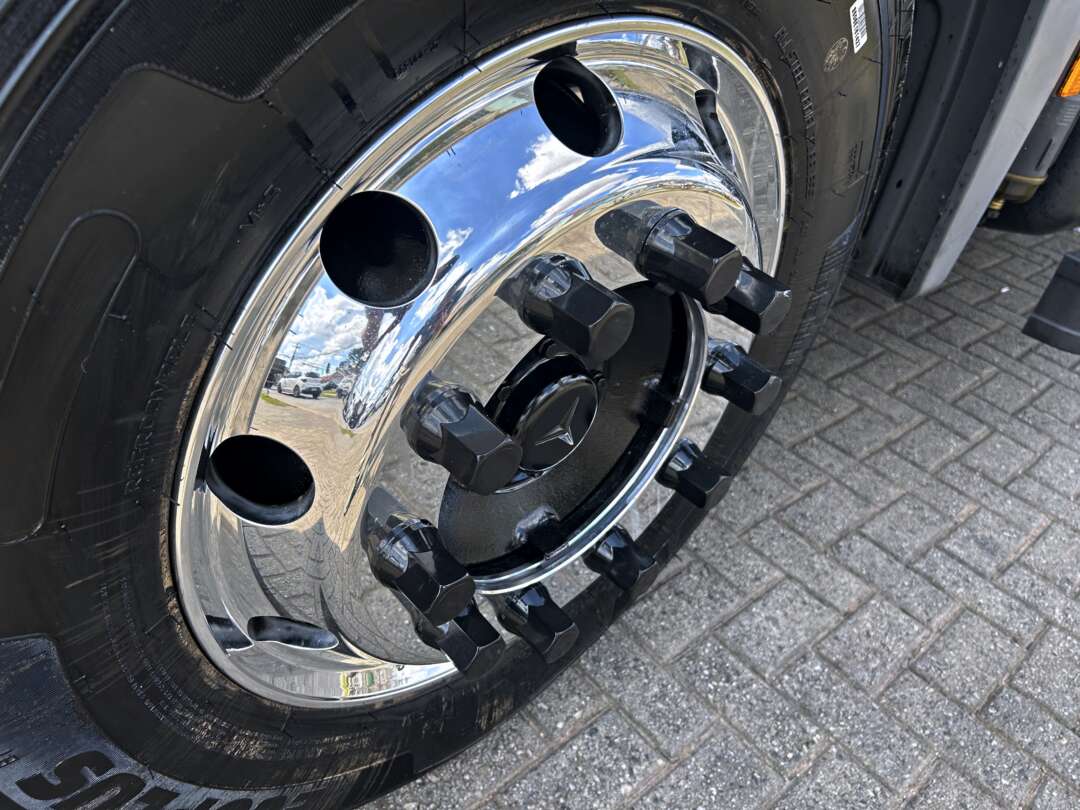 Caminhão MERCEDES BENZ MB 2426 Baú Furgão ANO 2022 de Mauloni Veiculos no Paraná