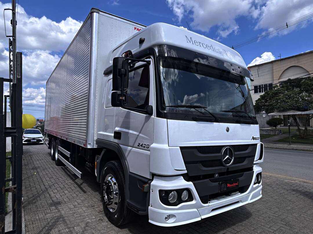 Caminhão MERCEDES BENZ MB 2426 Baú Furgão ANO 2022 de Mauloni Veiculos no Paraná