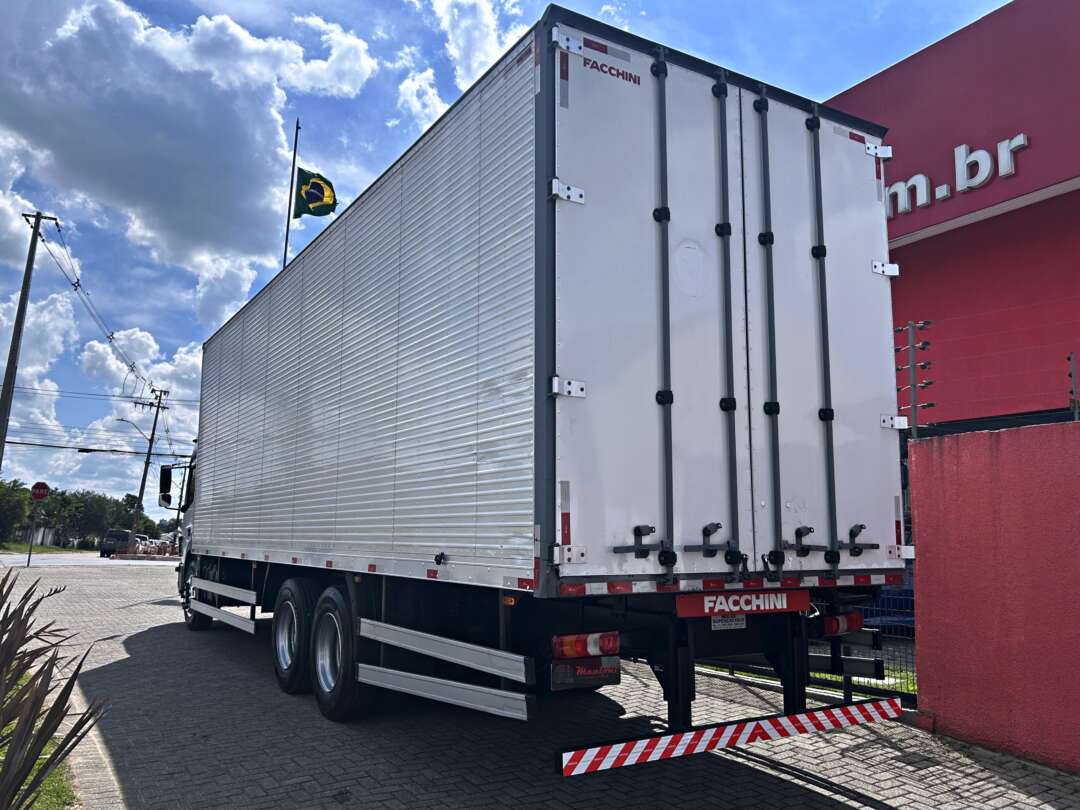 Caminhão MERCEDES BENZ MB 2426 Baú Furgão ANO 2022 de Mauloni Veiculos no Paraná