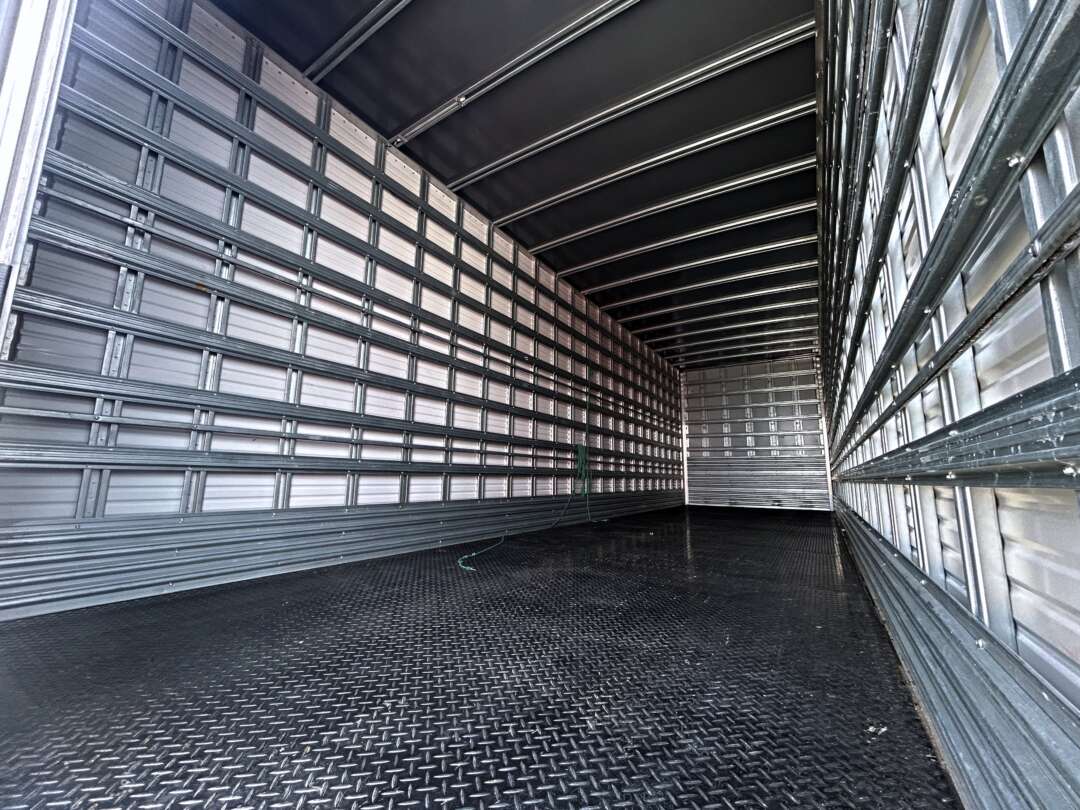 Caminhão MERCEDES BENZ MB 2426 Baú Furgão ANO 2022 de Mauloni Veiculos no Paraná