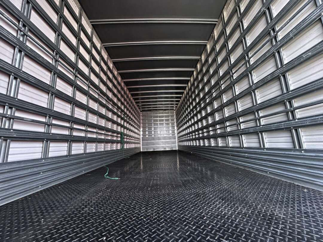 Caminhão MERCEDES BENZ MB 2426 Baú Furgão ANO 2022 de Mauloni Veiculos no Paraná