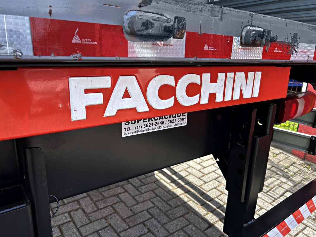 Caminhão MERCEDES BENZ MB 2426 Baú Furgão ANO 2022 de Mauloni Veiculos no Paraná