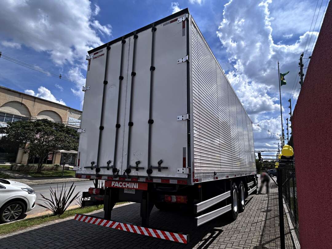 Caminhão MERCEDES BENZ MB 2426 Baú Furgão ANO 2022 de Mauloni Veiculos no Paraná