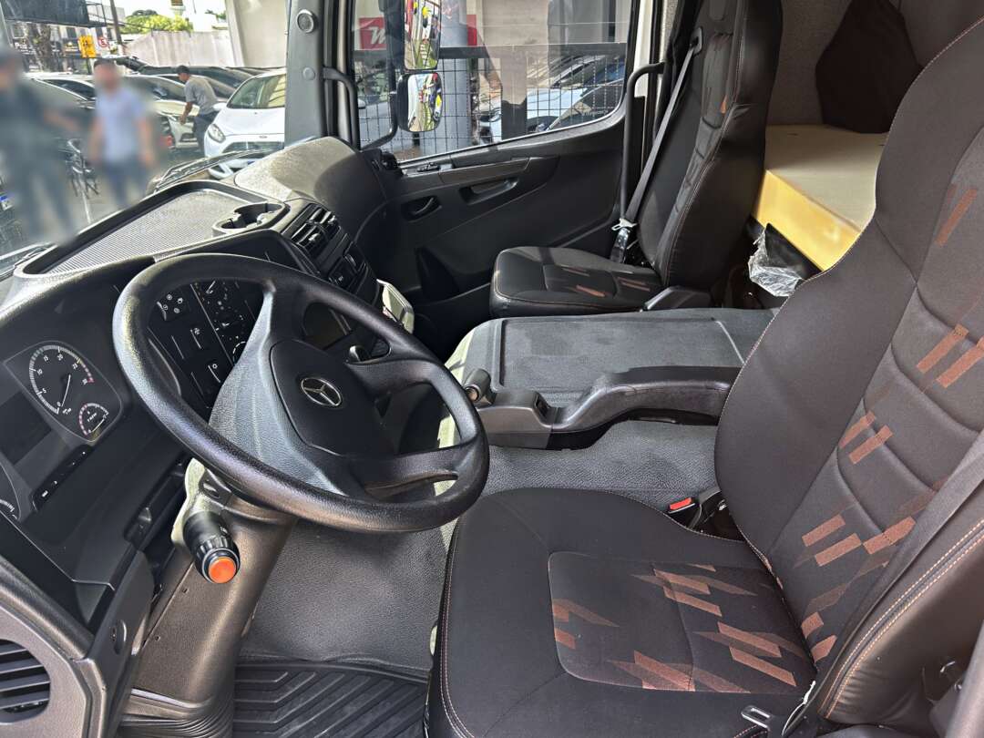 Caminhão MERCEDES BENZ MB 2426 Baú Furgão ANO 2022 de Mauloni Veiculos no Paraná