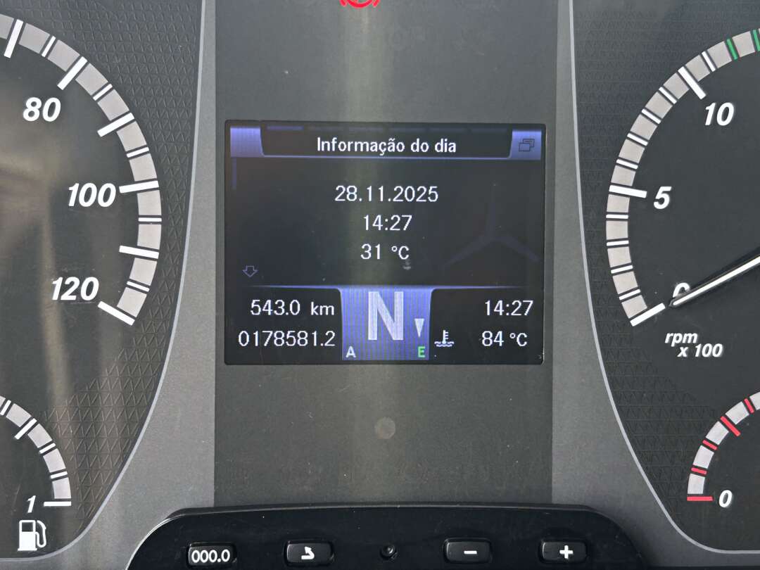 Caminhão MERCEDES BENZ MB 2426 Baú Furgão ANO 2022 de Mauloni Veiculos no Paraná