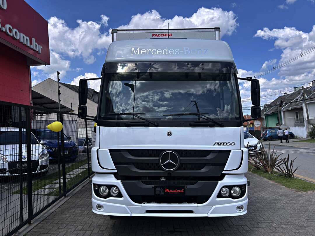 Caminhão MERCEDES BENZ MB 2426 Baú Furgão ANO 2022 de Mauloni Veiculos no Paraná