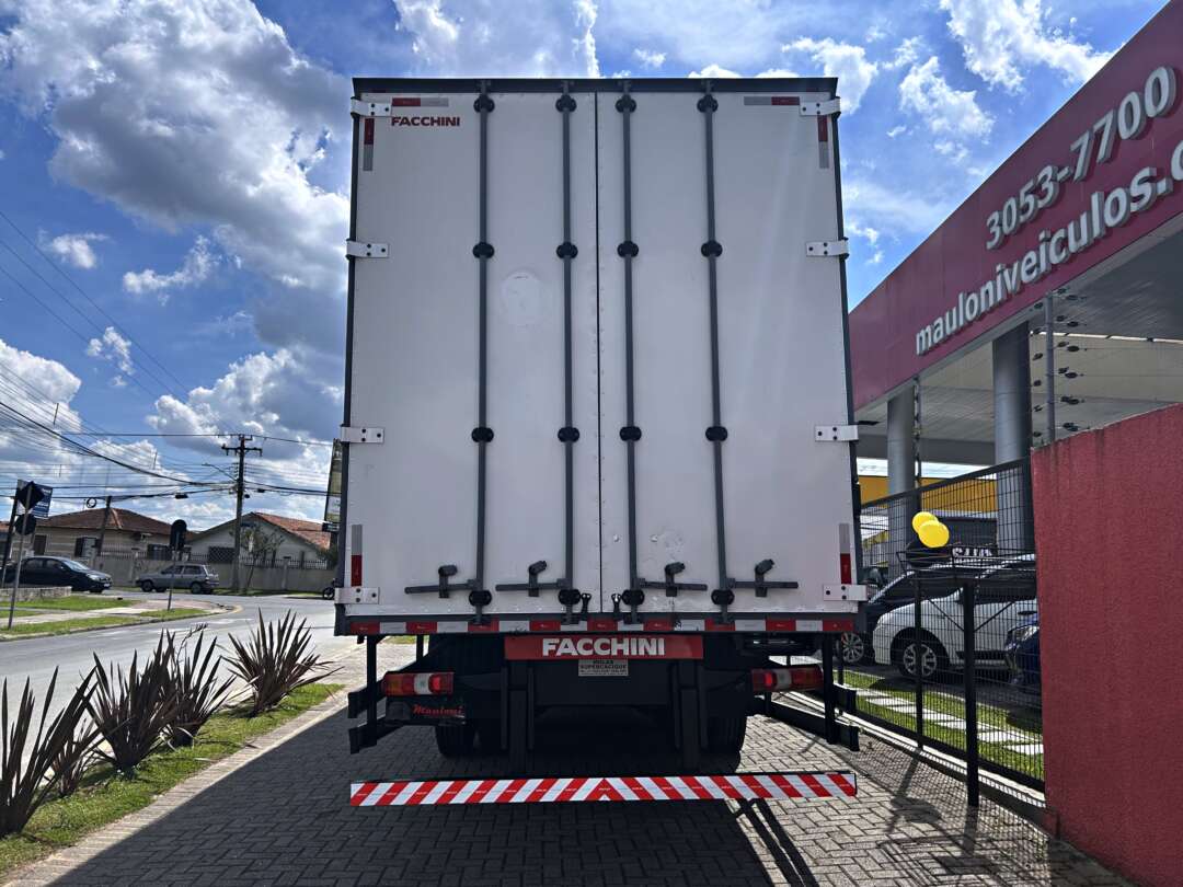 Caminhão MERCEDES BENZ MB 2426 Baú Furgão ANO 2022 de Mauloni Veiculos no Paraná
