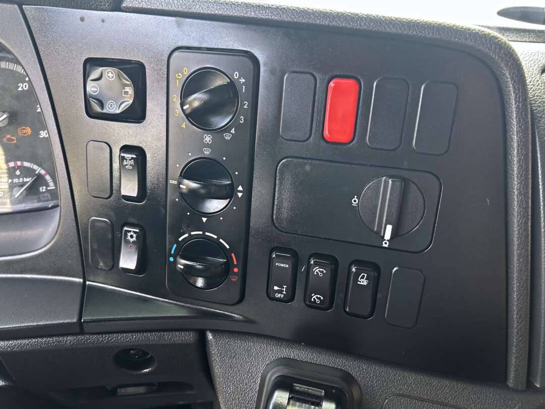 Caminhão MERCEDES BENZ MB 2426 Baú Furgão ANO 2022 de Mauloni Veiculos no Paraná