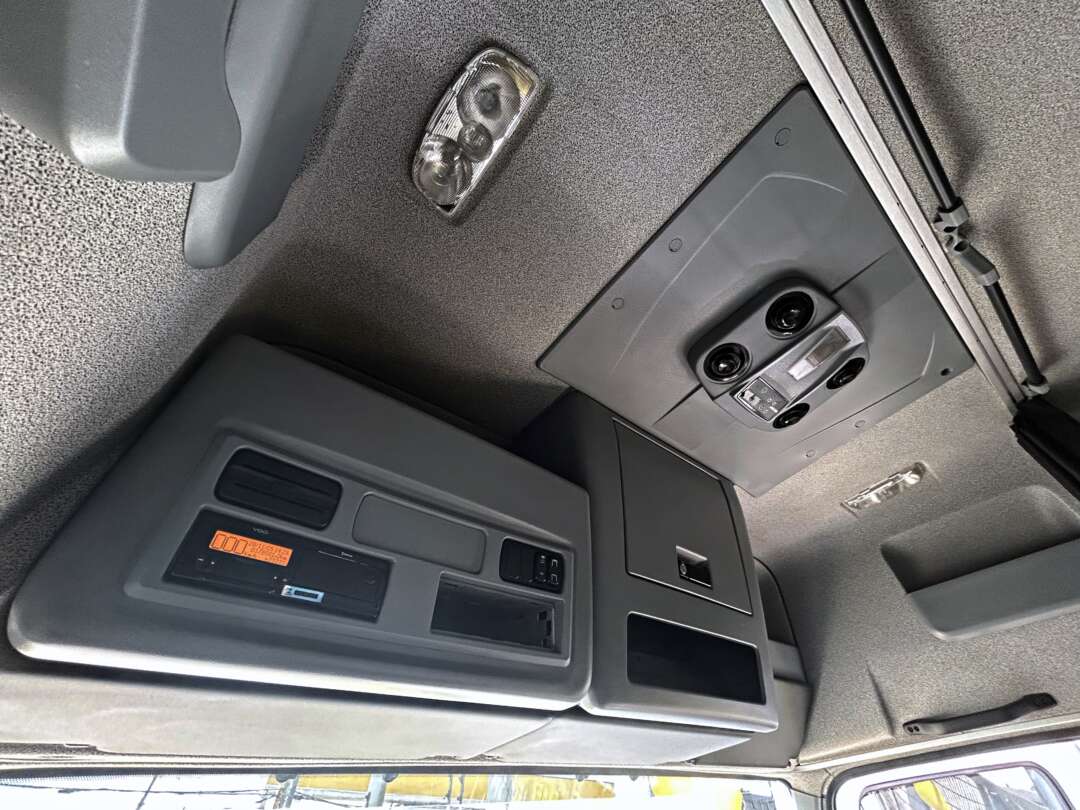 Caminhão MERCEDES BENZ MB 2426 Baú Furgão ANO 2022 de Mauloni Veiculos no Paraná