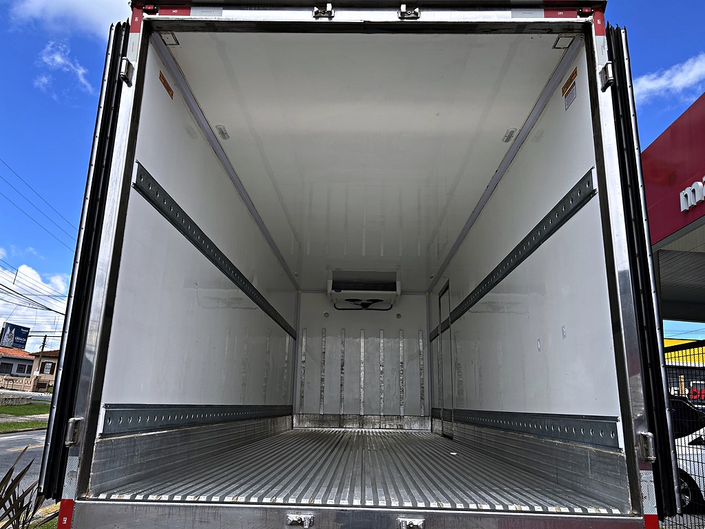 Caminhão VOLKSWAGEN VW 11180 Baú Frigorífico ANO 2024 de Mauloni Veiculos no Paraná