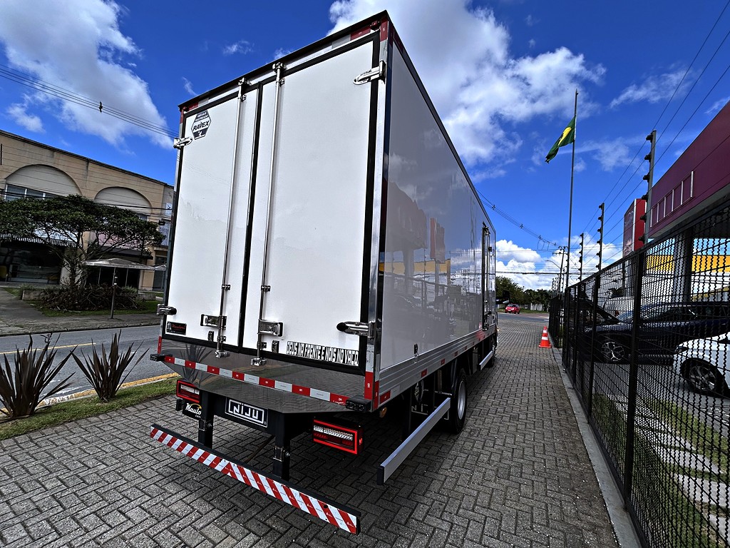 Caminhão VOLKSWAGEN VW 11180 Baú Frigorífico ANO 2024 de Mauloni Veiculos no Paraná