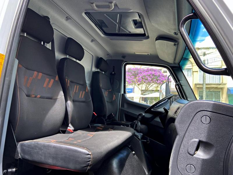 Caminhão MERCEDES BENZ MB 815 Carga Seca ANO 2022 de Mauloni Veiculos no Paraná