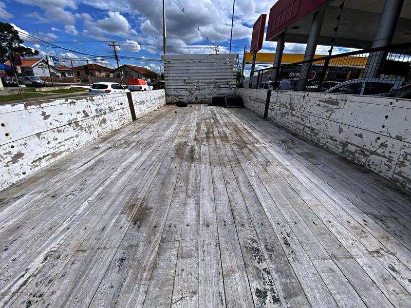 Caminhão MERCEDES BENZ MB 815 Carga Seca ANO 2022 de Mauloni Veiculos no Paraná