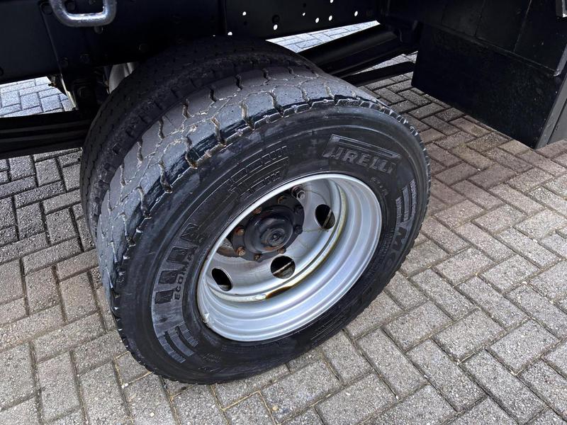 Caminhão MERCEDES BENZ MB 815 Carga Seca ANO 2022 de Mauloni Veiculos no Paraná