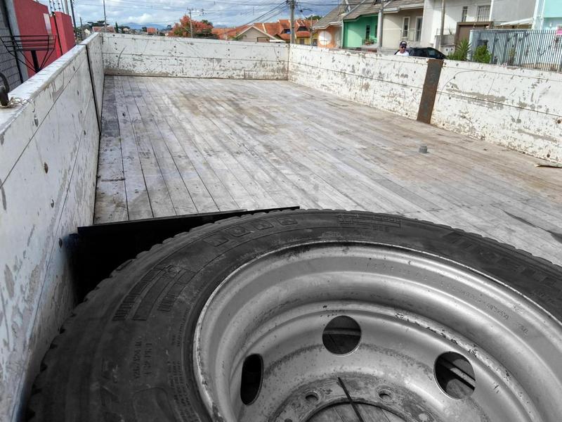 Caminhão MERCEDES BENZ MB 815 Carga Seca ANO 2022 de Mauloni Veiculos no Paraná