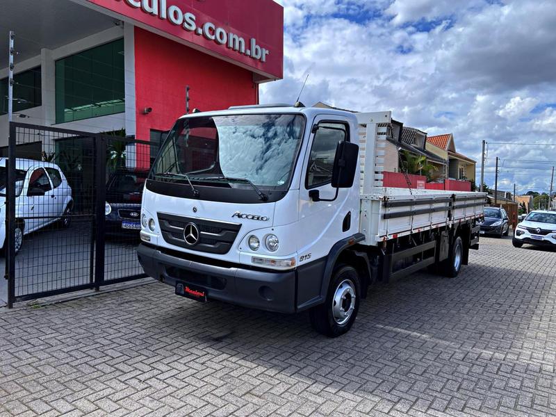 Caminhão MERCEDES BENZ MB 815 Carga Seca ANO 2022 de Mauloni Veiculos no Paraná