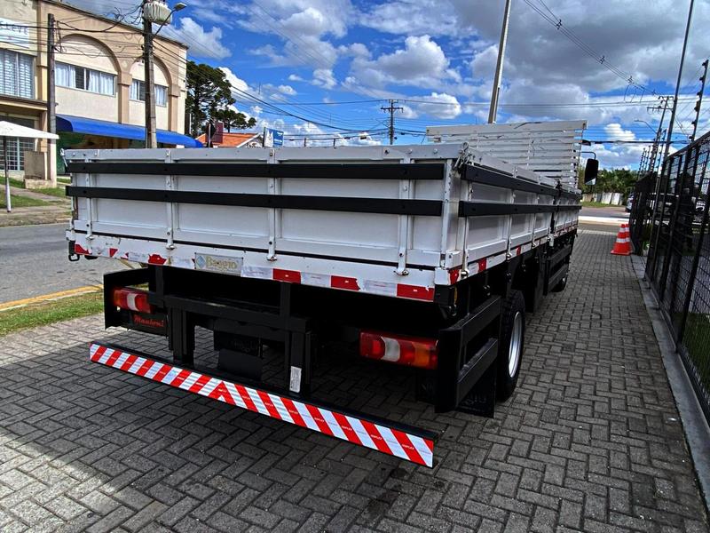 Caminhão MERCEDES BENZ MB 815 Carga Seca ANO 2022 de Mauloni Veiculos no Paraná