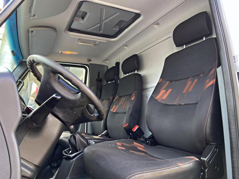 Caminhão MERCEDES BENZ MB 815 Carga Seca ANO 2022 de Mauloni Veiculos no Paraná