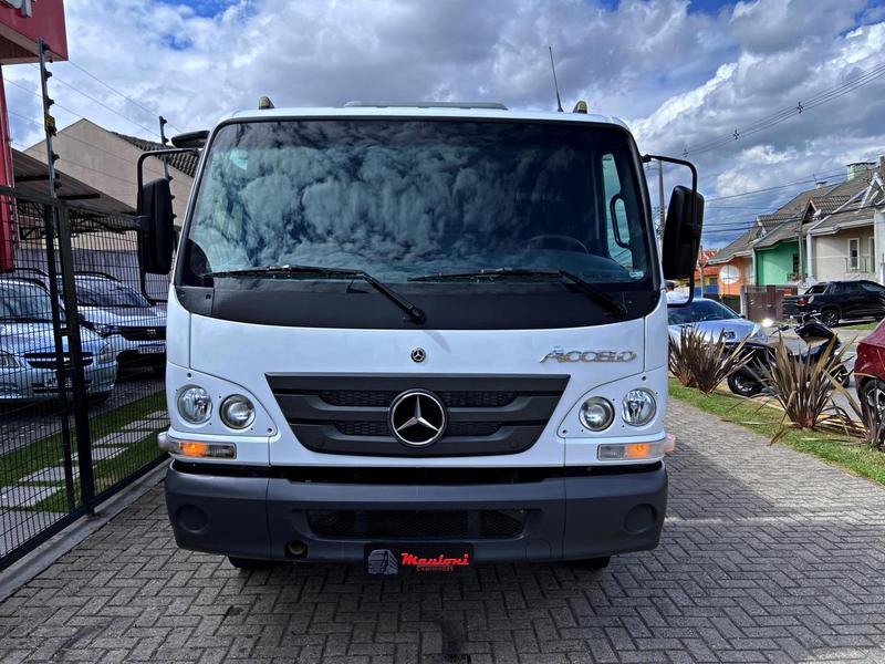 Caminhão MERCEDES BENZ MB 815 Carga Seca ANO 2022 de Mauloni Veiculos no Paraná