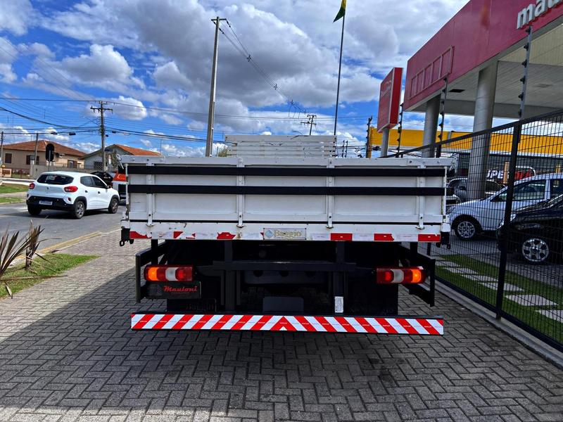Caminhão MERCEDES BENZ MB 815 Carga Seca ANO 2022 de Mauloni Veiculos no Paraná