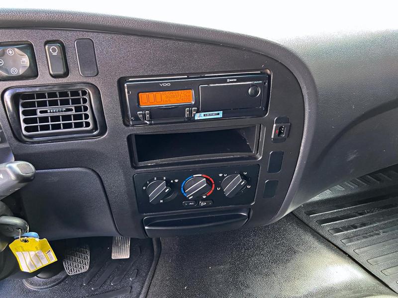 Caminhão MERCEDES BENZ MB 815 Carga Seca ANO 2022 de Mauloni Veiculos no Paraná