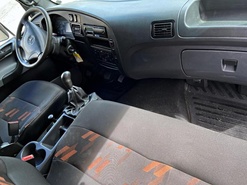 Caminhão MERCEDES BENZ MB 815 Carga Seca ANO 2022 de Mauloni Veiculos no Paraná