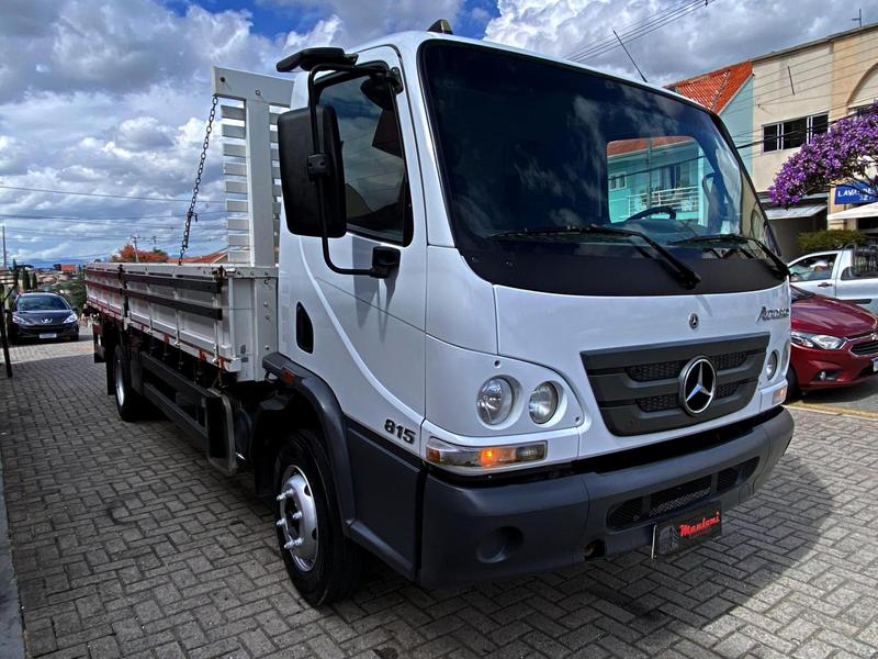 Caminhão MERCEDES BENZ MB 815 Carga Seca ANO 2022 de Mauloni Veiculos no Paraná