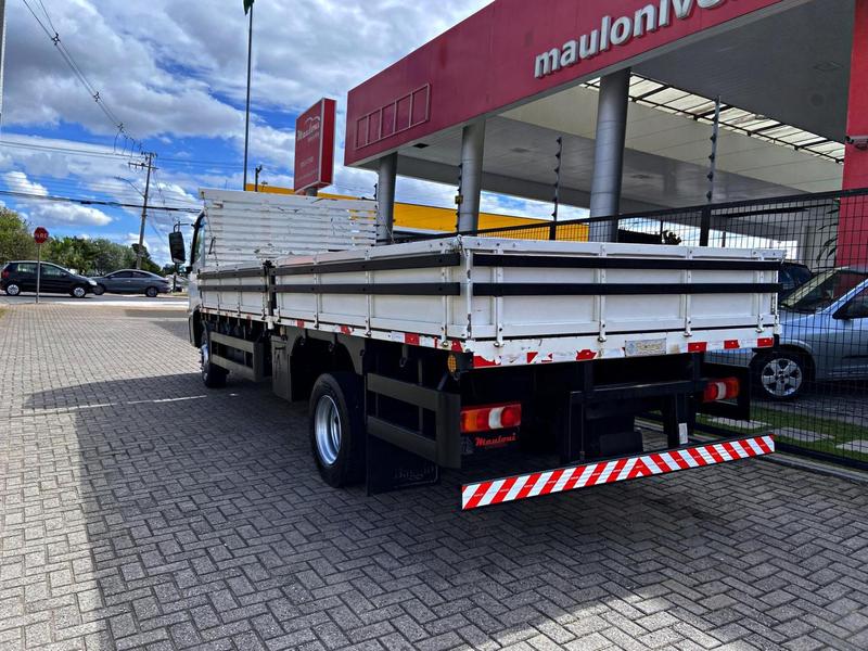 Caminhão MERCEDES BENZ MB 815 Carga Seca ANO 2022 de Mauloni Veiculos no Paraná