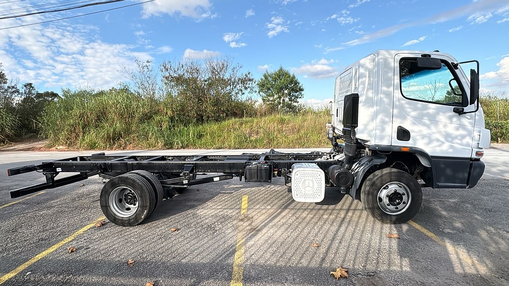 Caminhão MERCEDES BENZ MB 1016 Chassis ANO 2018 de De Nigris em São Paulo