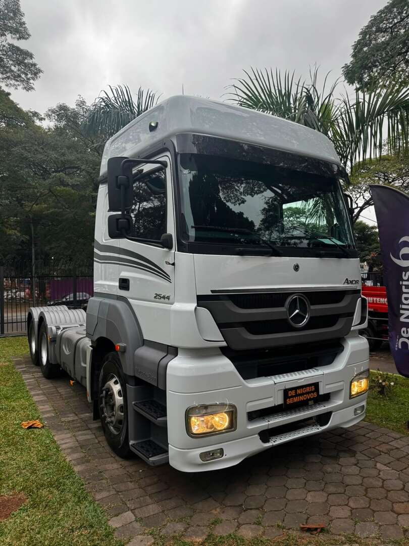 Caminhão MERCEDES BENZ MB 2544 Chassis ANO 2022 de De Nigris em São Paulo