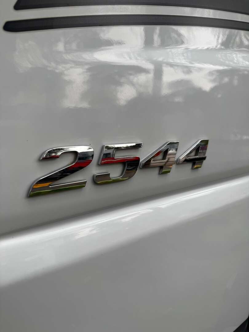 Caminhão MERCEDES BENZ MB 2544 Chassis ANO 2022 de De Nigris em São Paulo