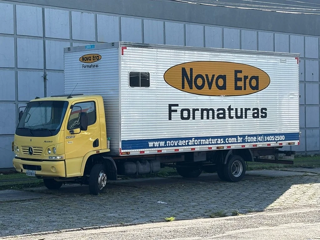 Caminhão MERCEDES BENZ MB 915 Baú Furgão ANO 2009 de Vittorazzi Comercio de Automoveis Ltda no Paraná