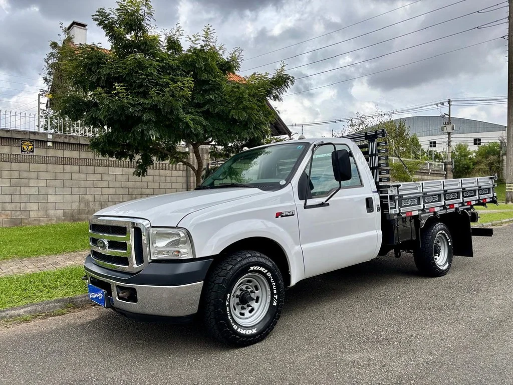Caminhão FORD F-350 Carga Seca ANO 2018 de Vittorazzi Comercio de Automoveis Ltda no Paraná