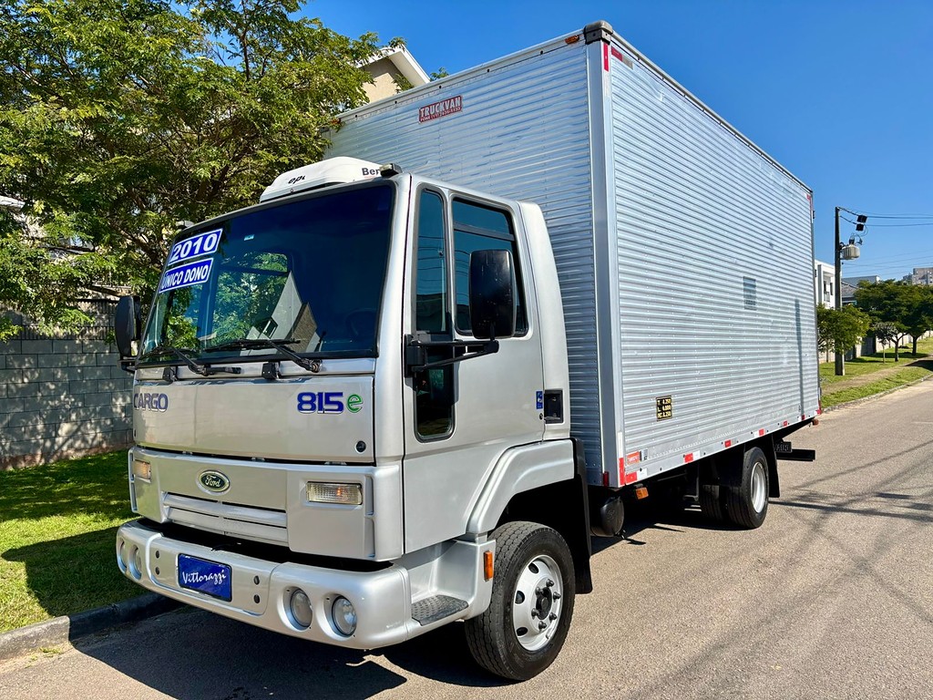 Caminhão FORD CARGO 815 Baú Furgão ANO 2010 de Vittorazzi Comercio de Automoveis Ltda no Paraná