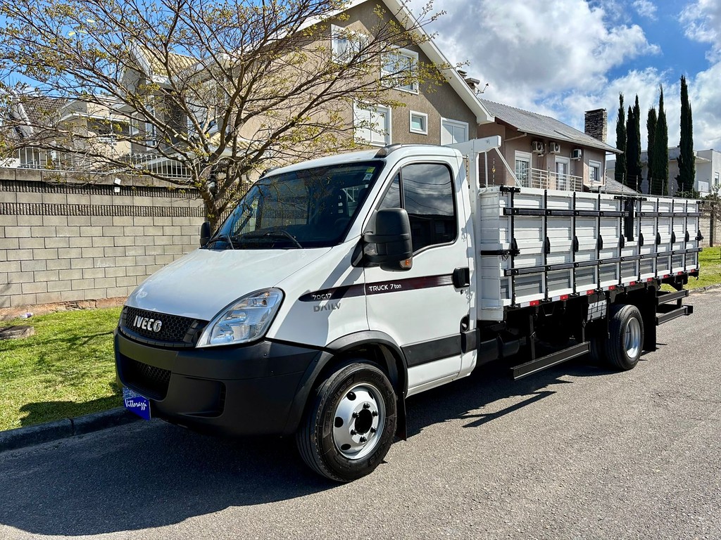 Caminhão IVECO DAILY 70c17 Carroceria ANO 2014 de Vittorazzi Comercio de Automoveis Ltda no Paraná